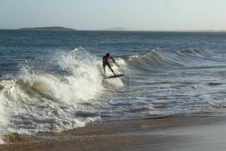 Foto de VILA VELHA (ES), Brasil 15 / 11 / 2023 - Los bañistas y turistas aprovecharon las vacaciones del 15 de noviembre y otro día caluroso para ir a la playa. - Imagen libre de derechos