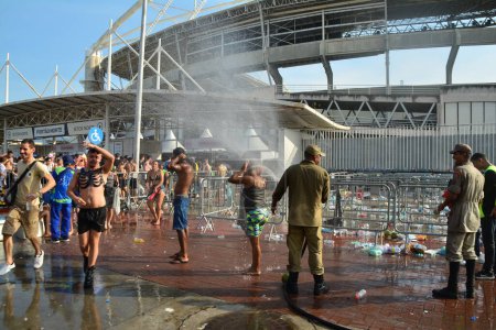 Foto de Río de Janeiro (RJ), Brasil 18 / 11 / 2023 - Los fans de la cantante Taylor Swift sufren de un calor colosal mientras esperan el espectáculo que se celebrará hoy en el estadio Engenhao en el norte de Río de Janeiro . - Imagen libre de derechos