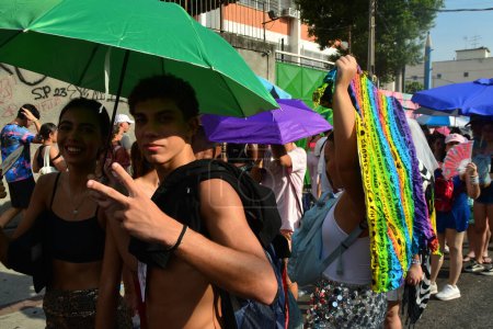 Téléchargez les photos : Rio de Janeiro (RJ), Brésil 18 / 11 / 2023 - Les fans de la chanteuse Taylor Swift souffrent de chaleur colossale en attendant le spectacle qui se tiendra aujourd'hui au stade Engenhao dans le nord de Rio de Janeiro . - en image libre de droit