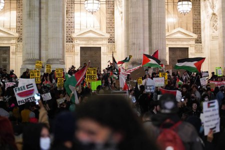 Téléchargez les photos : Manifestation pro-palestinienne. 17 novembre 2023. New York, États-Unis : Ce soir, devant la bibliothèque publique de New York sur la 5e avenue à Manhattan, une manifestation pro-palestinienne a prôné avec ferveur la fin du conflit de 42 jours - en image libre de droit