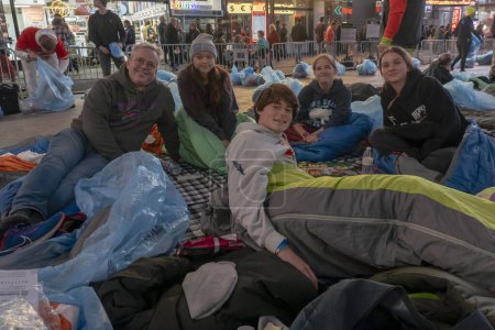 Foto de Covenant House organiza "Sleep Out" para ayudar a poner fin a la falta de vivienda juvenil. 16 de noviembre de 2023, Nueva York, Nueva York, Estados Unidos: Los participantes se preparan para dormir en el "Sleep Out" de una Casa del Pacto para concienciar a los jóvenes sin hogar en Times Square - Imagen libre de derechos