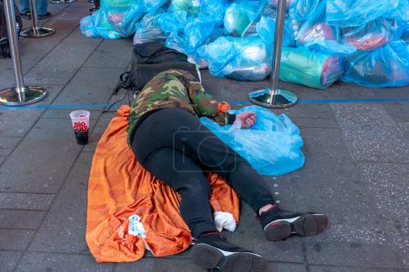Foto de Covenant House organiza "Sleep Out" para ayudar a poner fin a la falta de vivienda juvenil. 16 de noviembre de 2023, Nueva York, Nueva York, Estados Unidos: El participante duerme en el "Sleep Out" de una Casa del Pacto para crear conciencia sobre las personas sin hogar en Times Square el 16 de noviembre de 2023 - Imagen libre de derechos