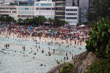 Téléchargez les photos : Rio de Janeiro (RJ) Brésil 18 / 11 / 2023 - Mouvement de personnes sur le bord de la plage de Copacabana, zone sud de Rio de Janeiro, ce samedi après-midi. (18)) - en image libre de droit