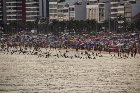 Téléchargez les photos : Rio de Janeiro (RJ) Brésil 18 / 11 / 2023 - Mouvement de personnes sur le bord de la plage de Copacabana, zone sud de Rio de Janeiro, ce samedi après-midi. (18)) - en image libre de droit