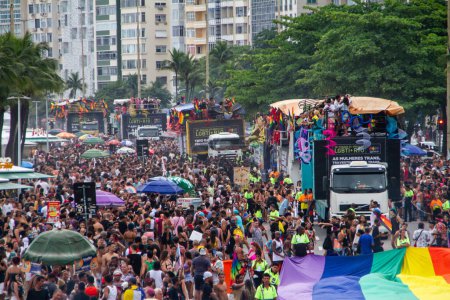 Foto de Río de Janeiro (RJ) Brasil19 / 11 / 2013 - 28 LGBTI + Desfile del Orgullo de Río tuvo lugar este domingo (19), en Copacabana, zona sur de Río de Janeiro, El evento, organizado por Grupo Arco-Iris, contactó a ocho tríos eléctricos. - Imagen libre de derechos
