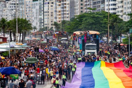 Foto de Río de Janeiro (RJ) Brasil19 / 11 / 2013 - 28 LGBTI + Desfile del Orgullo de Río tuvo lugar este domingo (19), en Copacabana, zona sur de Río de Janeiro, El evento, organizado por Grupo Arco-Iris, contactó a ocho tríos eléctricos. - Imagen libre de derechos