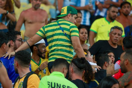 Photo for Rio de Janeiro (RJ), Brazil 11/21/2023 - Fight and argument between fans before the match between Brazil and Argentina and valid for the 2026 World Cup Qualifiers, held at the Estadio do Maracana, this Tuesday - Royalty Free Image