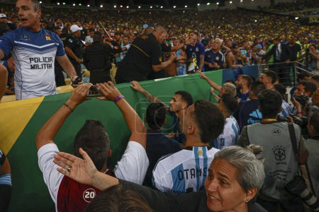 Téléchargez les photos : Rio de Janeiro (RJ), Brésil 21 / 11 / 2023 - Lutte et dispute entre fans avant le match entre le Brésil et l'Argentine et valable pour les qualifications de la Coupe du monde 2026, qui se tient à l'Estadio do Maracana, ce mardi - en image libre de droit