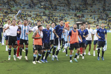 Téléchargez les photos : Rio de Janeiro (RJ), 21 / 11 / 2023 - L "équipe argentine célèbre la victoire, dans un match entre le Brésil et l'Argentine, valable pour les qualifications de la Coupe du monde 2026, qui se tient au stade Maracana, ce mardi - en image libre de droit
