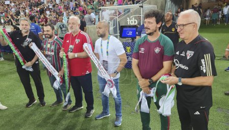 Photo for RIO DE JANEIRO (RJ), Brazil 11/22/2023 - Coaches Fernando Diniz, from Fluminense, and Dorival Junior, from Sao Paulo, greet each other before the delayed match between Fluminense and Sao Paulo - Royalty Free Image
