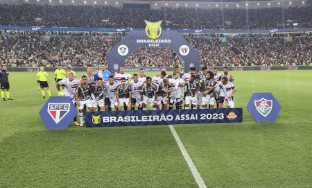 Photo for RIO DE JANEIRO (RJ), Brazil 11/22/2023 - Teams posed together before the match between Fluminense and Sao Paulo for the 32nd round of the 2023 Brazilian Championship, at the Maracana Stadium, in Rio de Janeiro - Royalty Free Image