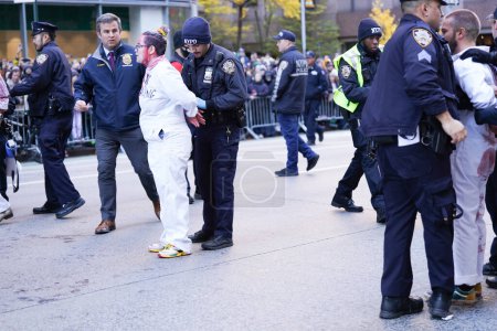 Foto de Protesta en el desfile de Acción de Gracias de Macy. 23 de noviembre de 2023, Nueva York, Estados Unidos: Durante el Desfile de Acción de Gracias de esta mañana alrededor de las 10 am, unas pocas personas interrumpieron el evento, organizando una protesta en medio de la calle. - Imagen libre de derechos