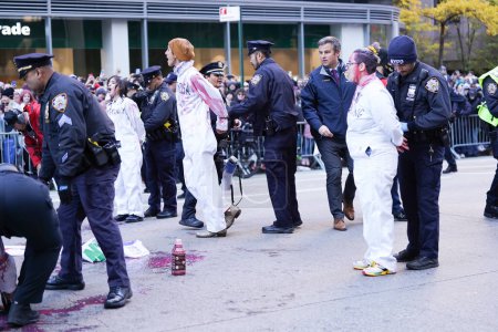 Téléchargez les photos : Manifestation à Macy's Thanksgiving Parade. 23 novembre 2023, New York, États-Unis : Lors du défilé d'Action de grâces de Macy's ce matin vers 10h, quelques personnes ont interrompu l'événement, organisant une manifestation au milieu de la rue. - en image libre de droit
