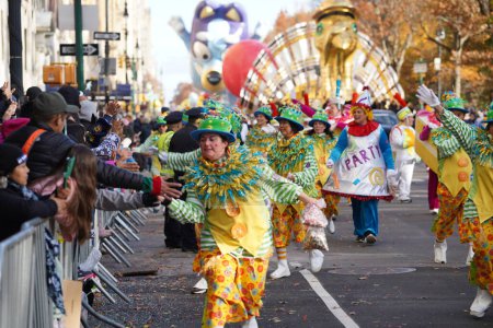 Foto de Macy 's Thanksgiving Parade 2023 en Nueva York. 23 de noviembre de 2023, Nueva York, Estados Unidos: Snoopy, Bob Esponja, Bluey, Grogu y muchos otros globos llenaron el cielo en la ciudad de Nueva York, mientras bandas tocaban por las calles - Imagen libre de derechos