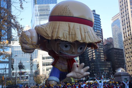 Téléchargez les photos : Macy's Thanksgiving Parade 2023 à New York. 23 novembre 2023, New York, États-Unis : Snoopy, Bob l'éponge, Bluey, Grogu et beaucoup d'autres ballons remplissent le ciel de New York, alors que des groupes se produisent le long des rues - en image libre de droit