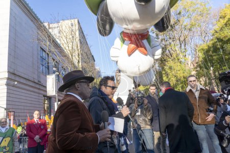 Téléchargez les photos : Macy's Annual Thanksgiving Day Parade Takes Place In New York City. 23 novembre 2023, New York, New York, USA : Al Roker interroge Jimmy Fallon avant le défilé annuel de l'Action de grâces de Macy's le 23 novembre 2023 à New York. - en image libre de droit