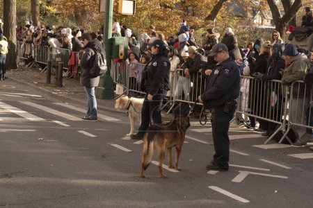 Foto de Macy 's Annual Thanksgiving Day Parade tiene lugar en la ciudad de Nueva York. 23 de noviembre de 2023, Nueva York, Nueva York, Estados Unidos: Oficiales del NYPD K9 y sus perros asisten al Desfile Anual de Acción de Gracias de Macy 's el 23 de noviembre de 2023 en la ciudad de Nueva York. - Imagen libre de derechos