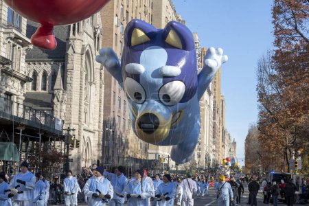 Téléchargez les photos : Macy's Annual Thanksgiving Day Parade Takes Place In New York City. 23 novembre 2023, New York, New York, USA : Le ballon Bluey traverse le défilé annuel de l'Action de grâces de Macy's le 23 novembre 2023 à New York. - en image libre de droit