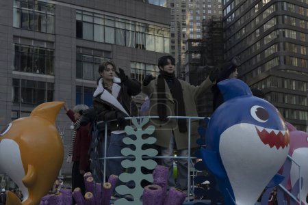 Téléchargez les photos : Macy's Annual Thanksgiving Day Parade Takes Place In New York City. 23 novembre 2023, New York, New York, USA : Les membres du groupe Enhypen montent le char Baby Shark lors du défilé annuel de Thanksgiving de Macy's le 23 novembre 2023 à New York - en image libre de droit