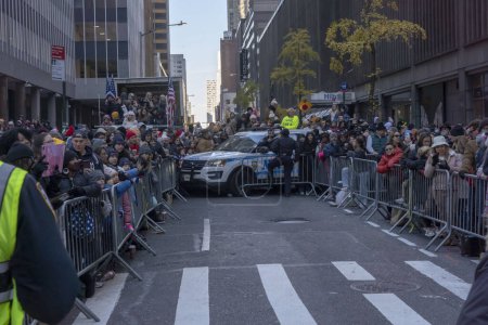 Téléchargez les photos : Macy's Annual Thanksgiving Day Parade Takes Place In New York City. 23 novembre 2023, New York, New York, USA : Les spectateurs regardent le défilé annuel de l'Action de grâces de Macy's le 23 novembre 2023 à New York. - en image libre de droit