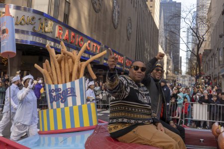 Foto de Macy 's Annual Thanksgiving Day Parade tiene lugar en la ciudad de Nueva York. 23 de noviembre de 2023, Nueva York, Nueva York, Estados Unidos: "Good Burger 2" Kenan Thompson y Kel Mitchell montan un convertible durante el Desfile Anual de Acción de Gracias de Macy 's - Imagen libre de derechos