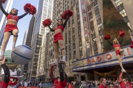 Foto de Macy 's Annual Thanksgiving Day Parade tiene lugar en la ciudad de Nueva York. 23 de noviembre de 2023, Nueva York, Nueva York, Estados Unidos: Bailarines de la Texas Tech University actúan durante el desfile anual del Día de Acción de Gracias de Macy 's el 23 de noviembre de 2023 en la ciudad de Nueva York. - Imagen libre de derechos