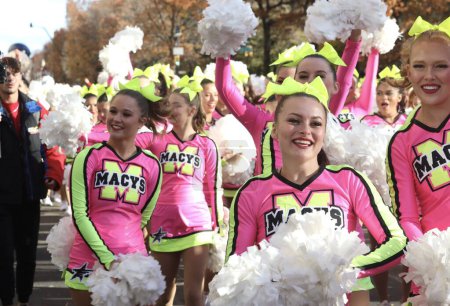 Foto de 97º Desfile del Día de Acción de Gracias Macys. 23 de noviembre de 2023, Nueva York, Estados Unidos: El 97º Desfile del Día de Acción de Gracias de Macys tiene lugar en Manhattan de 8.30 a 11am con globos gigantes, carrozas, animadoras, payasos, bandas de música - Imagen libre de derechos