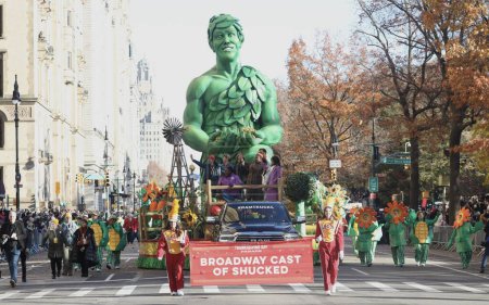 Téléchargez les photos : 97e Macys Thanksgiving Day Parade. 23 novembre 2023, New York, USA : Le 97ème Macys Thanksgiving Day Parade aura lieu à Manhattan de 8h30 à 11h avec des ballons géants, des chars, des pom-pom girls, des clowns, des fanfares - en image libre de droit