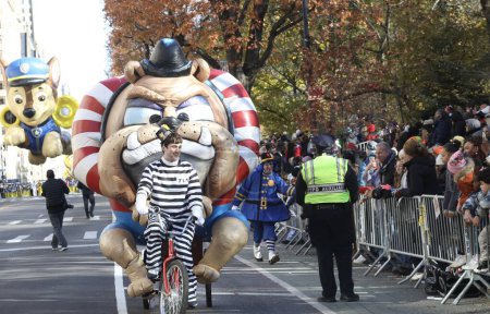 Téléchargez les photos : NEW YORK (USA), 23 / 11 / 2023 - La 97 Macy's Thanksgiving Day Parade aura lieu à Manhattan de 8h30 à 11h avec des ballons géants, des chars, des fans de leaders, des clowns, des groupes - en image libre de droit