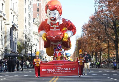 Foto de NUEVA YORK (USA), 23 / 11 / 2023 - El Desfile del Día de Acción de Gracias de 97 Macy 's se lleva a cabo en Manhattan de 8: 30 am a 11 am con globos gigantes, carrozas, líderes, fans, payasos, bandas - Imagen libre de derechos