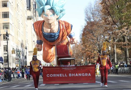 Téléchargez les photos : NEW YORK (USA), 23 / 11 / 2023 - La 97 Macy's Thanksgiving Day Parade aura lieu à Manhattan de 8h30 à 11h avec des ballons géants, des chars, des fans de leaders, des clowns, des groupes - en image libre de droit