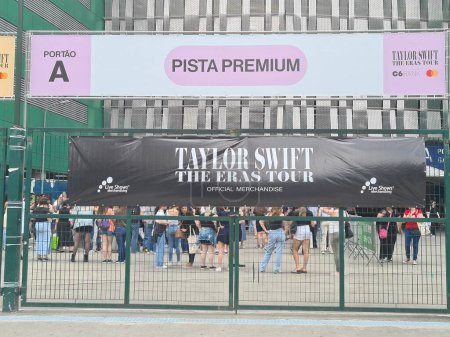 Photo for SAO PAULO (SP), Brazil 11/23/2023 - Queue removed Tickets and Merchandise Kit for the Taylor Swift Show, which takes place on 24/25 and 26/11 at Allianz Parque, in Sao Paulo - Royalty Free Image