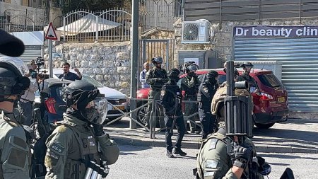 Photo for Israeli soldiers prevent Muslim worshipers from entering Al Aqsa Mosque in Jerusalem. November 24, 2023, Jerusalem, Israel: The Israeli soldiers are seen preventing muslim worshipers from entering Al Aqsa Mosque as the Israeli-Palestine war - Royalty Free Image