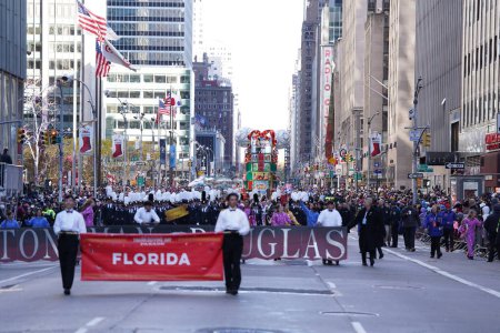 Téléchargez les photos : 97e Macys Thanksgiving Parade à New York. 24 novembre 2023, New York, États-Unis : Le Macy's Thanksgiving Parade en 2023 présentait une exposition vibrante de ballons géants, de chars et de fanfares. Des spectateurs bordaient les rues de New York - en image libre de droit