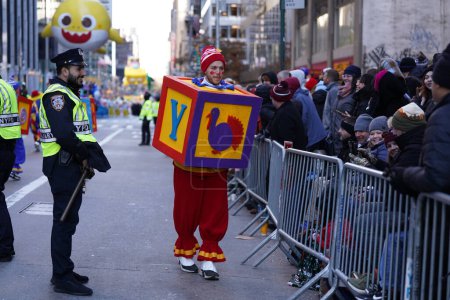 Foto de 97º Desfile de Acción de Gracias Macys en Nueva York. 24 de noviembre de 2023, Nueva York, Estados Unidos: El Desfile de Acción de Gracias de Macy 's en 2023 mostró una vibrante exhibición de globos gigantes, flotadores y bandas de marcha. Espectadores alineados en las calles de Nueva York - Imagen libre de derechos