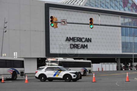 Téléchargez les photos : American Dream Mall évacué en raison d'une alerte à la bombe le vendredi noir. 24 novembre 2023, East Rutherford, New Jersey, États-Unis - en image libre de droit
