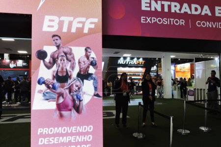 Téléchargez les photos : Sao Paulo (SP), Brésil 25 / 11 / 2023 - La Foire BTFF Brésil Trading Fitness Fair aura lieu jusqu'à dimanche prochain (26), qui rassemble les exposants dans le domaine de la nutrition sportive, Mode fitness et suppléments - en image libre de droit