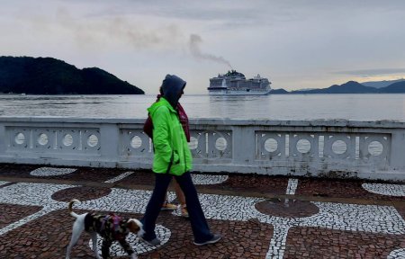 Téléchargez les photos : SANTOS (SP), Brésil 25 / 11 / 2023 - Le MSC Grandiosa est le plus grand navire à passagers à naviguer le long de la côte brésilienne. Il peut accueillir 6000 personnes à chaque voyage et compte 1500 membres d'équipage. Ce samedi (25) - en image libre de droit