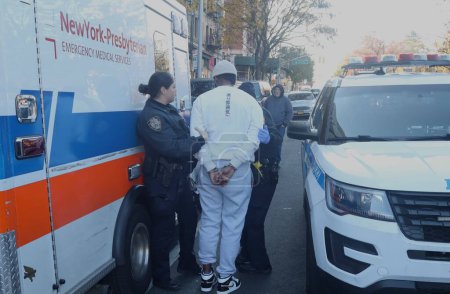Foto de NUEVA YORK (Estados Unidos), Estados Unidos 24 / 11 / 2023 - Un conductor masculino estrelló un automóvil Nissan Rogue AWD negro contra la entrada de la estación de metro 157 Broadway en Washington Heights, Nueva York, esta mañana temprano. Algunos oficiales de policía llegaron al baile - Imagen libre de derechos