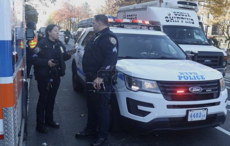 Foto de NUEVA YORK (Estados Unidos), Estados Unidos 24 / 11 / 2023 - Un conductor masculino estrelló un automóvil Nissan Rogue AWD negro contra la entrada de la estación de metro 157 Broadway en Washington Heights, Nueva York, esta mañana temprano. Algunos oficiales de policía llegaron al baile - Imagen libre de derechos