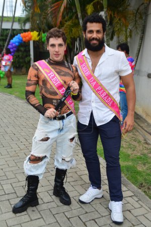 Foto de SAO PAULO (SP), Brasil 26 / 11 / 2023 - Este domingo (26) tiene lugar en Madureira el XX Desfile del Orgullo LGBTI +. Comenzando el evento frente a la corte de la escuela de samba Imperio Serrano en la Avenida Edgard Romero. - Imagen libre de derechos
