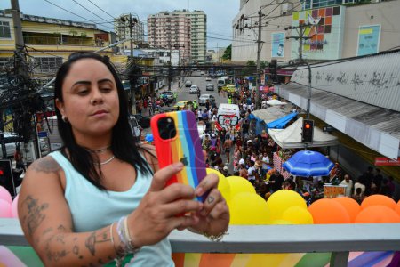 Téléchargez les photos : SAO PAULO (SP), Brésil 26 / 11 / 2023 - Ce dimanche (26), le 20ème défilé LGBTI + Pride aura lieu à Madureira. Début de l'événement devant le tribunal scolaire Imperio Serrano Samba sur l'Avenida Edgard Romero. - en image libre de droit