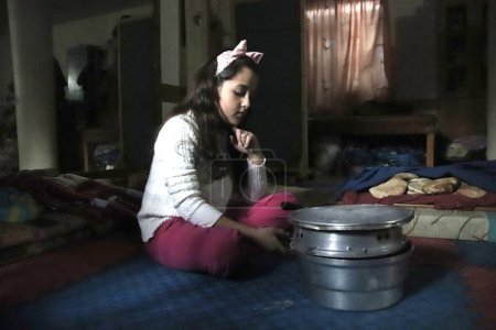 Foto de Alma Al-Omari, una niña palestina desplazada desde el norte de la Franja al sur de la ciudad de Gaza. 27 de noviembre de 2023, Gaza, Palestina: Alma Al-Omari, una niña palestina desplazada desde el norte de la Franja al sur de la ciudad de Gaza - Imagen libre de derechos