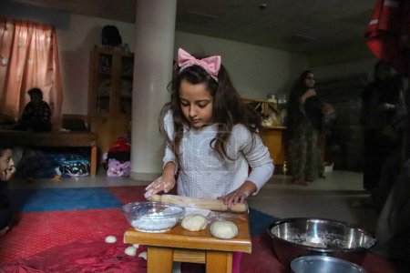 Téléchargez les photos : Alma Al-Omari, une enfant palestinienne déplacée du nord de la bande de Gaza au sud de la ville. 27 novembre 2023, Gaza, Palestine : Alma Al-Omari, un enfant palestinien déplacé du nord de la bande de Gaza au sud de la ville - en image libre de droit