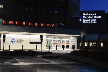 Téléchargez les photos : Au moins deux salles d'urgence de l'hôpital sont fermées et détournées du statut de salle d'urgence en raison d'une attaque de ransomware à Montclair et Westwood. 27 novembre 2023, Montclair, New Jersey, États-Unis : Centre médical Pascack Valley à Westwood, New Jersey - en image libre de droit
