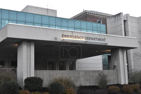 Foto de Al menos dos salas de emergencia hospitalarias están cerradas y en estado de sala de emergencia de desvío debido a un ataque de ransomware en Montclair y Westwood. 27 de noviembre de 2023, Montclair, Nueva Jersey, Estados Unidos: Pascack Valley Medical Center en Westwood, Nueva Jersey - Imagen libre de derechos