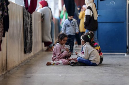 Foto de GAZA (PALESTINA), 28 / 11 / 2023 - Las familias palestinas desplazadas del norte de la Franja de Gaza al sur de Gaza viven en escuelas, en refugios gubernamentales, a la luz de la guerra en Gaza. - Imagen libre de derechos