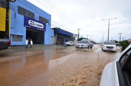 Téléchargez les photos : Sao Jose do Mipibi (RN), Brésil 28 / 11 / 2023 - Débordements de rivière sur Br 101 à Sao Jose do Mipibu Rio Grande do Norte, qui a le plus grand volume au Brésil et dans la capitale - RN Natal plusieurs points d'inondation ont été enregistrés. Maire - en image libre de droit