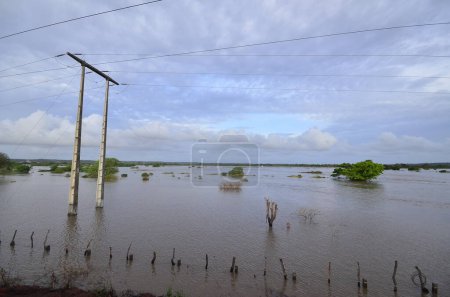 Foto de Sao Jose do Mipibi (RN), Brasil 28 / 11 / 2023 - El río se desborda sobre la Br 101 en Sao Jose do Mipibu Río Grande do Norte, que tiene el mayor volumen en Brasil y en la capital - Natal RN se registraron varios puntos de inundación. Alcalde - Imagen libre de derechos