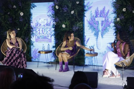 Téléchargez les photos : Sao Paulo (SP), Brésil 28 / 11 / 2023 - Sarah Aline, Marcela Mcgowan et Laura Vicente participent à une discussion sur l'autosoin des femmes pour maintenir l'équilibre entre le corps et l'esprit, promue par la marque de cosmétiques Bic - en image libre de droit